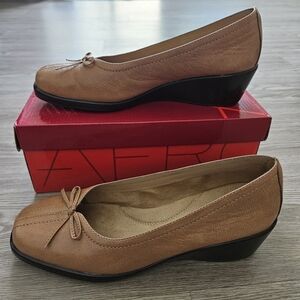Aerosoles Light Tan Leather Women's Wedge Ballet Shoes Size 10M